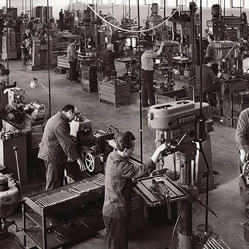 A picture of the production hall where the first pullers were produced