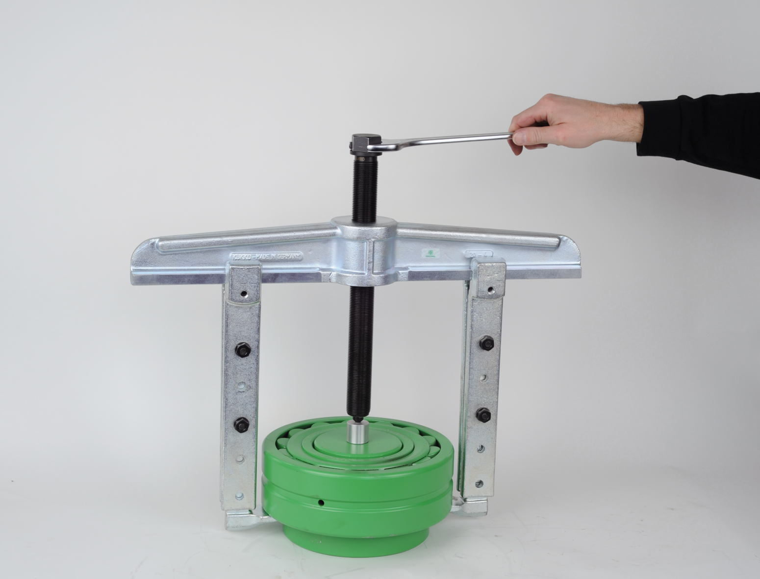 The 2-arm universal extractor 20-4-AV with adjustable clamping depth when extracting a large ball bearing