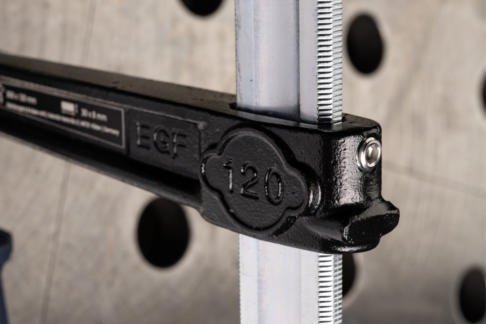 The steel slide rail of a malleable cast iron screw jack VIRIDIS 493P with 2K comfort grip