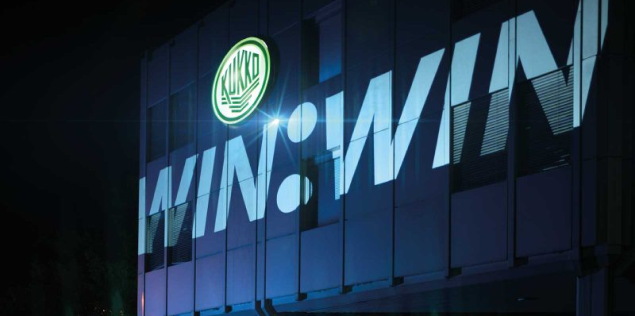 Die angestrahlte Fassade des KUKKO Headquarter Hilden mit dem Schriftzug ""Win:Win"