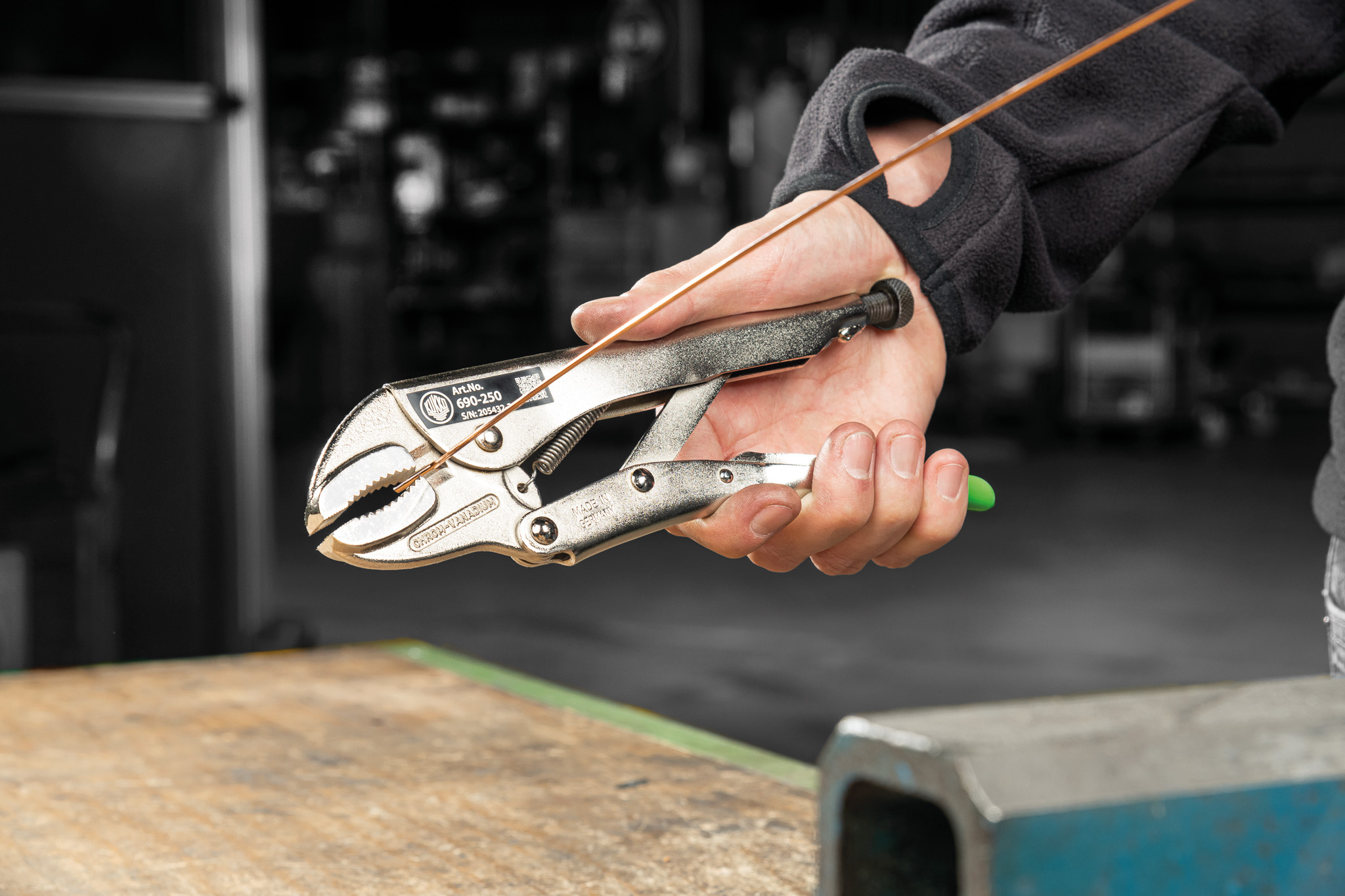 Application example of the wire cutter of the Grip Pliers Series 690